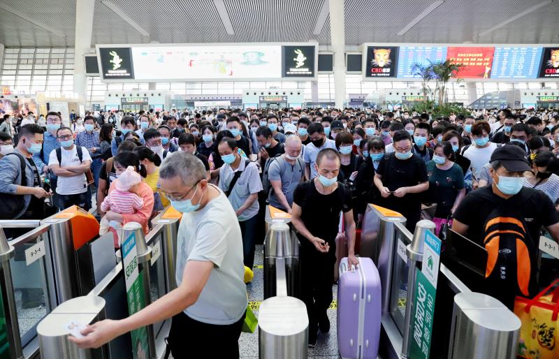 旅客在杭州东站检票进站。 中国铁路上海局集团有限公司 图