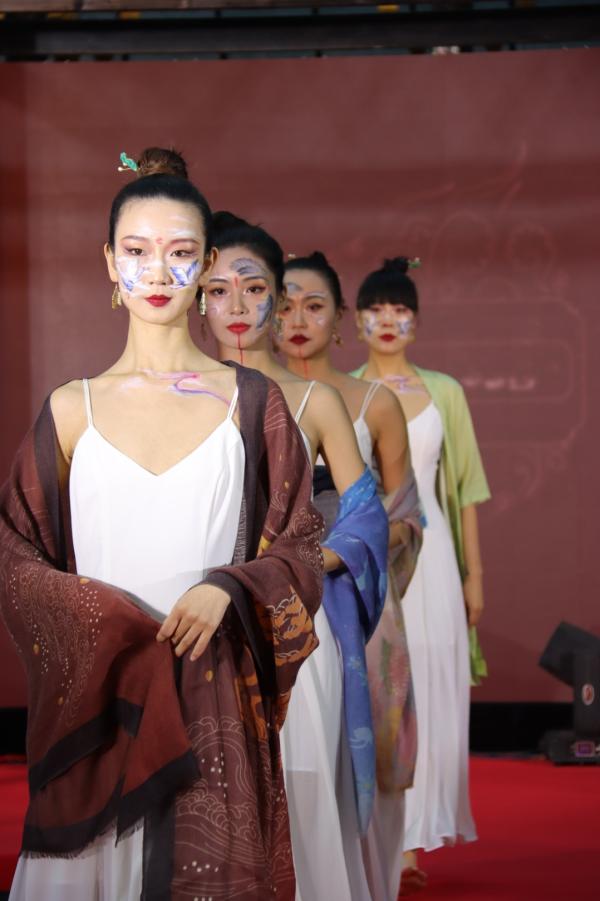 秀为表现形式,旨在以贴合现代人审美感受的模特展示带动文创产品秀