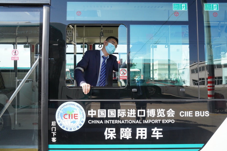 “进博会主题专车”进博会区域内公交保障车辆一圈一消毒