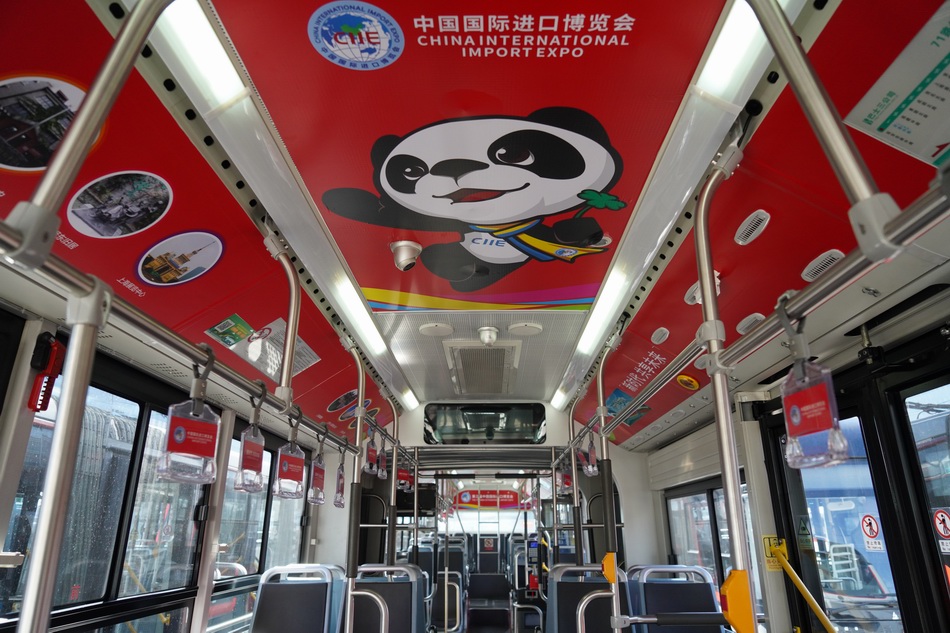 上海三辆中运量71路“进博会主题专车”上线运营