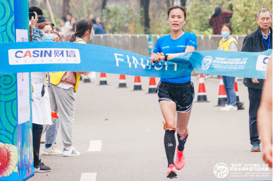 半程女子组冠军冯青冲线 组委会供图