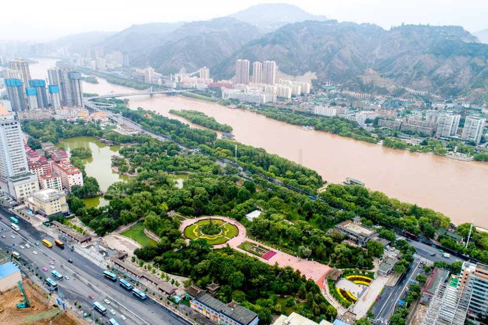 航拍兰州:黄河唯一穿城而过的省会城市,流经市区47.5公里