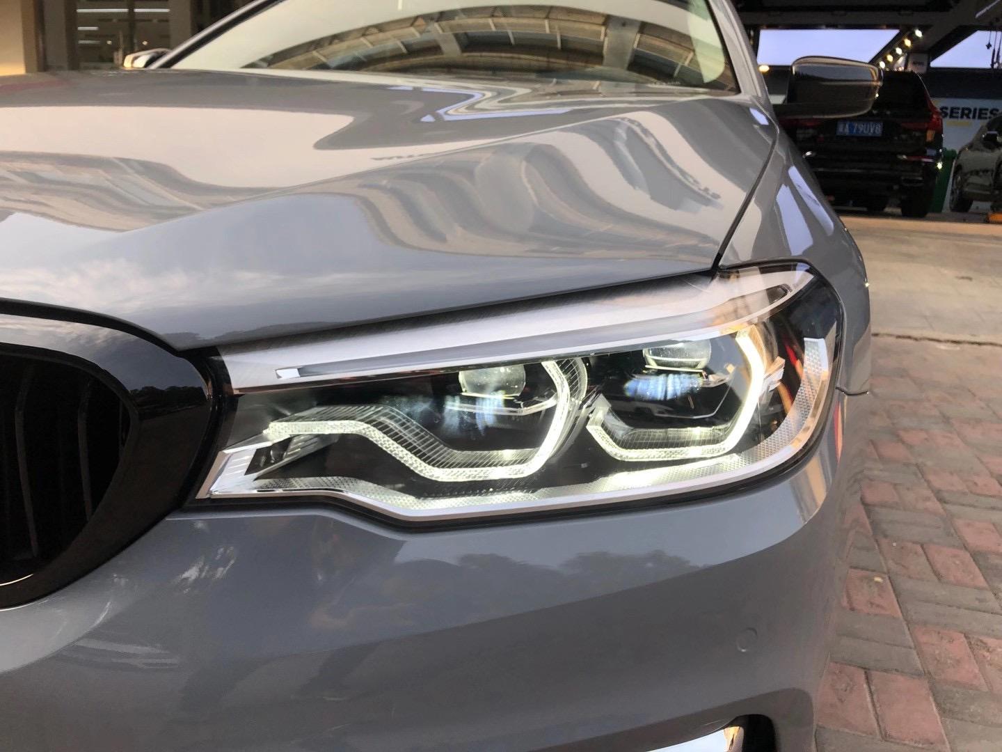 宝马五系改原厂勺子大灯,宝华韦健音响石家庄永诚