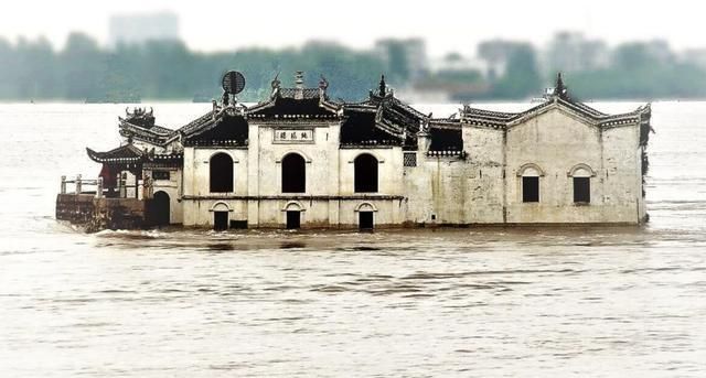 鄂州观音阁是用红石青砖砌成的,整个阁长24米,宽10米,高14米.