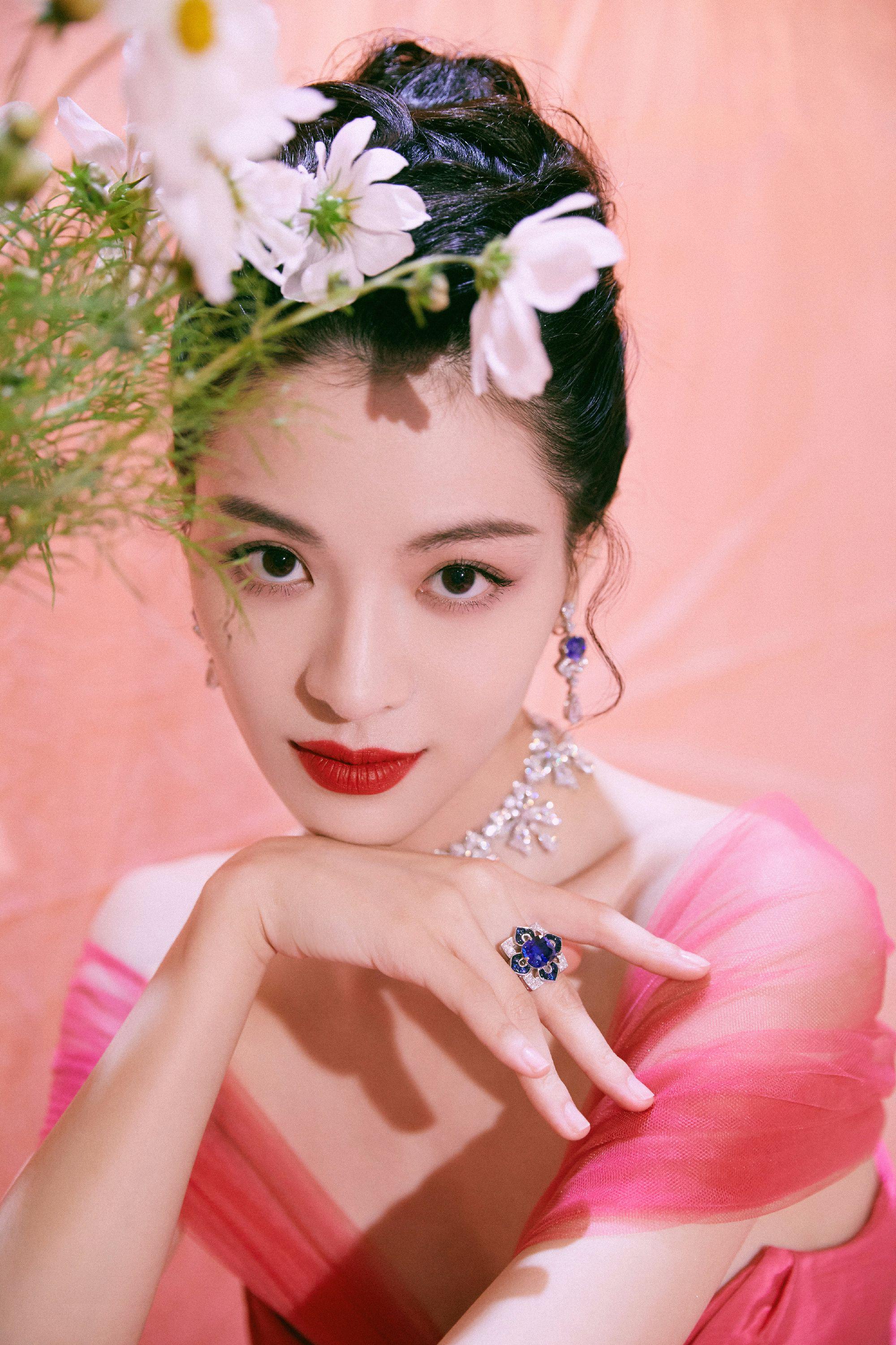 钟楚曦气质太好了吧,玫红色礼裙配蓝珠宝耳环,化身法式女郎