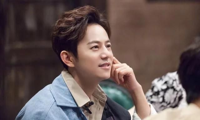 何炅携绯闻女友王菁外出二人穿情侣装cp感十足同出同入超亲密