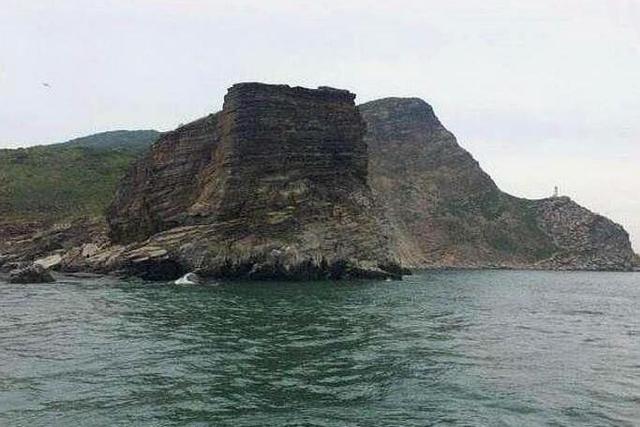 中国有一座蛇岛,栖息着2万条毒蛇,现今已成岛上"唯一霸主"