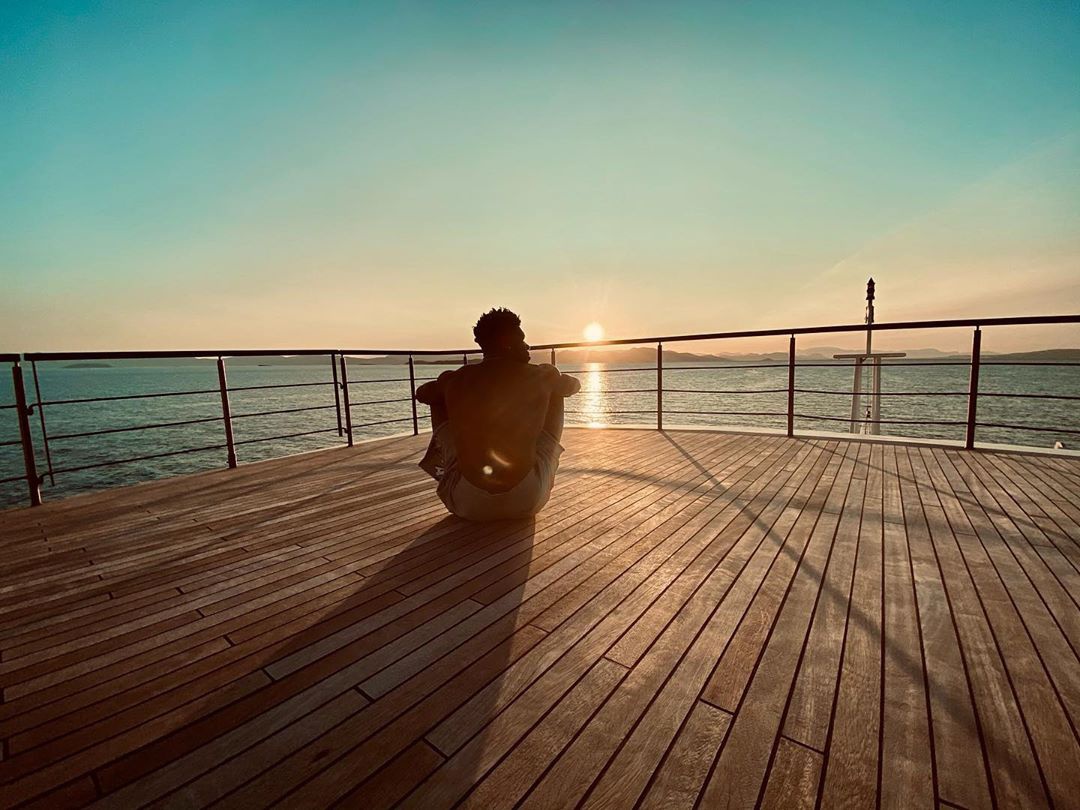 禅意十足字母哥坐在游轮甲板上眺望远处