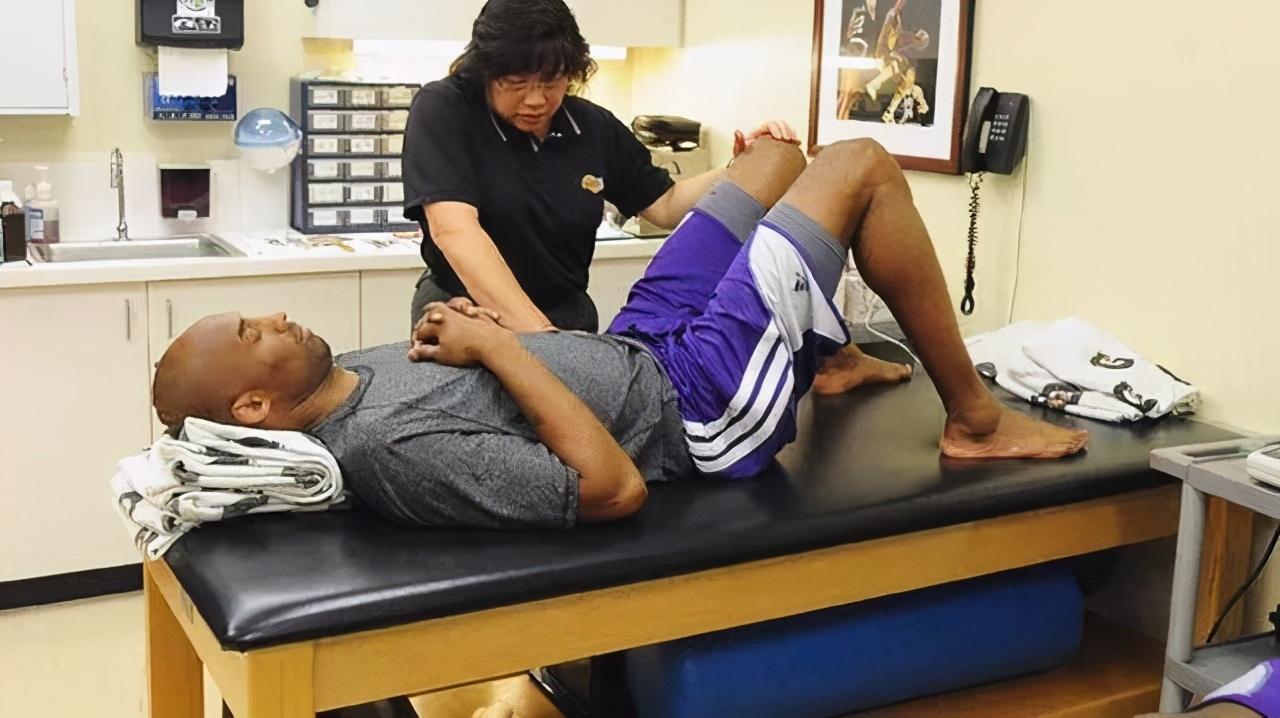 2019年5月25日,湖人官方宣布,功勋理疗师司徒敏仪回归湖人,詹姆斯本人