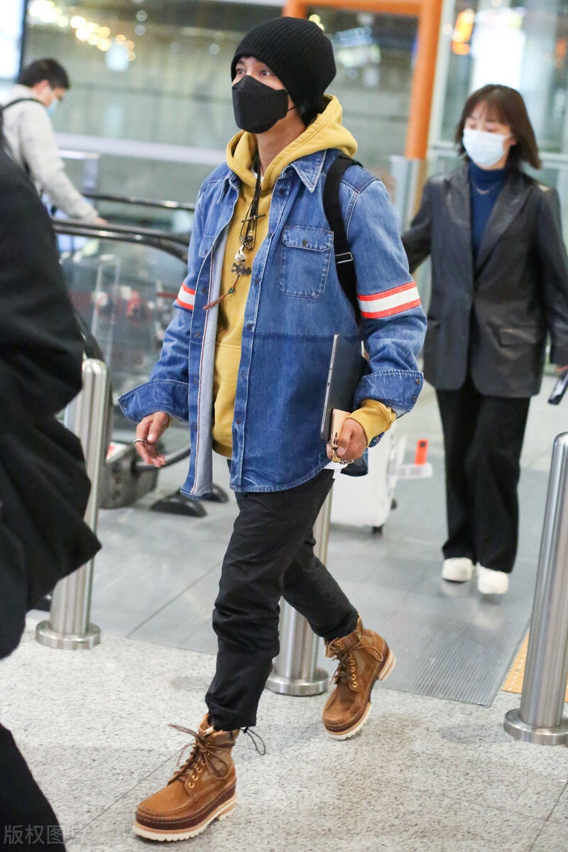 陈坤深夜现身机场,穿黄色卫衣搭配牛仔裤,还有束脚裤搭配