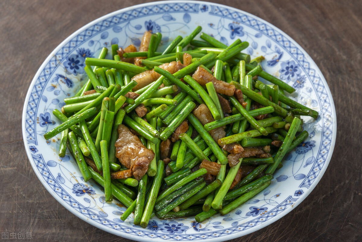 炒蒜苔焯水时要注意多放一味料蒜苔翠绿鲜嫩好吃入味