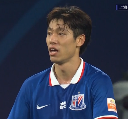 申花锋卫摇摆人踢疯了,1v1穿裆羞辱对手,球迷集体鼓掌|毕津浩|申花