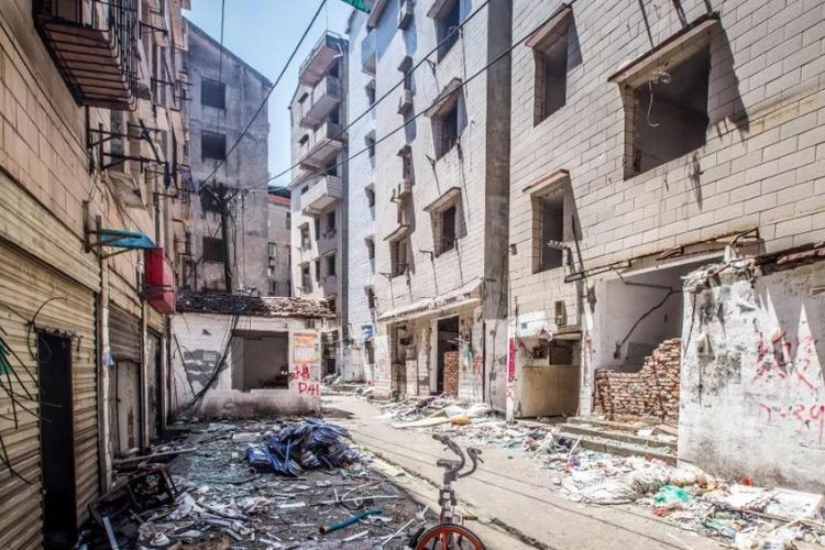 武汉一处城中村,位于闹市紧靠地铁,房屋破旧却迟迟等不到拆迁