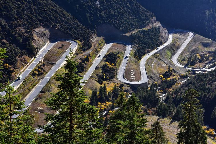 一上路,我们就投入了群山怀抱,沿着川藏线g318国道一路盘旋上升.