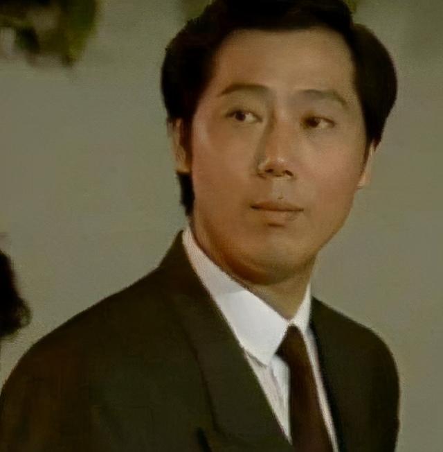 说话有范儿,一口京片子;商人嘴脸,时而狡黠,时而又讲义气.