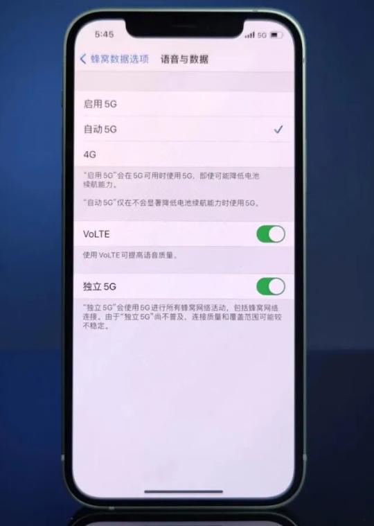而苹果在晚了安卓阵营一年时间才发布支持5g的iphone 12系列,似乎也没