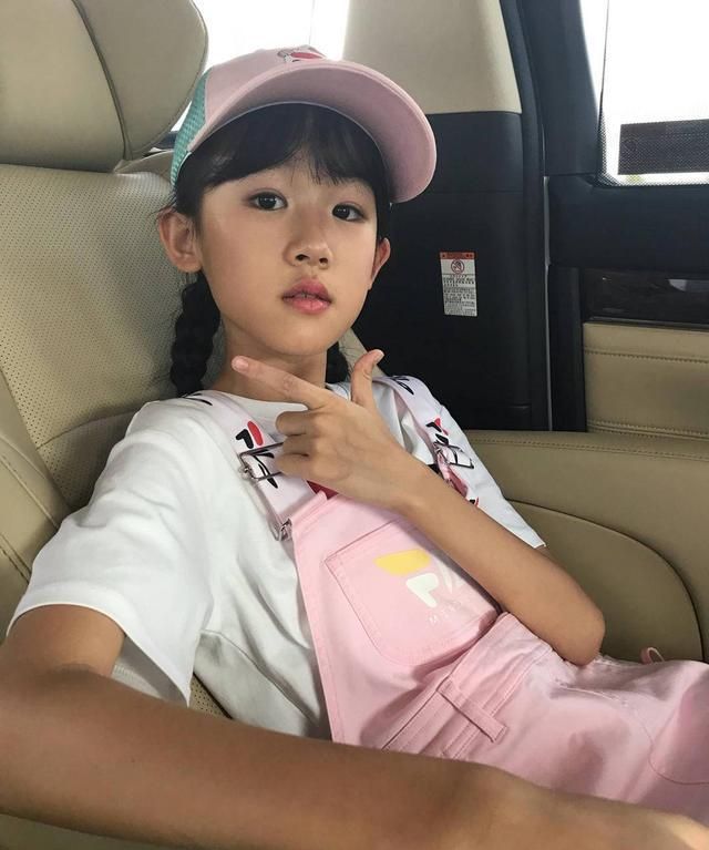有种"颜值"叫陆毅的女儿,年仅12岁长相清秀,穿搭时髦长腿吸睛