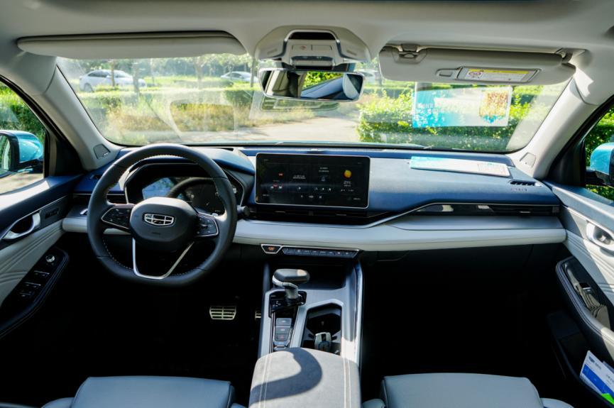 皮/翻毛皮混搭用料,前排储物空间丰富,实拍吉利星瑞旗舰版内饰