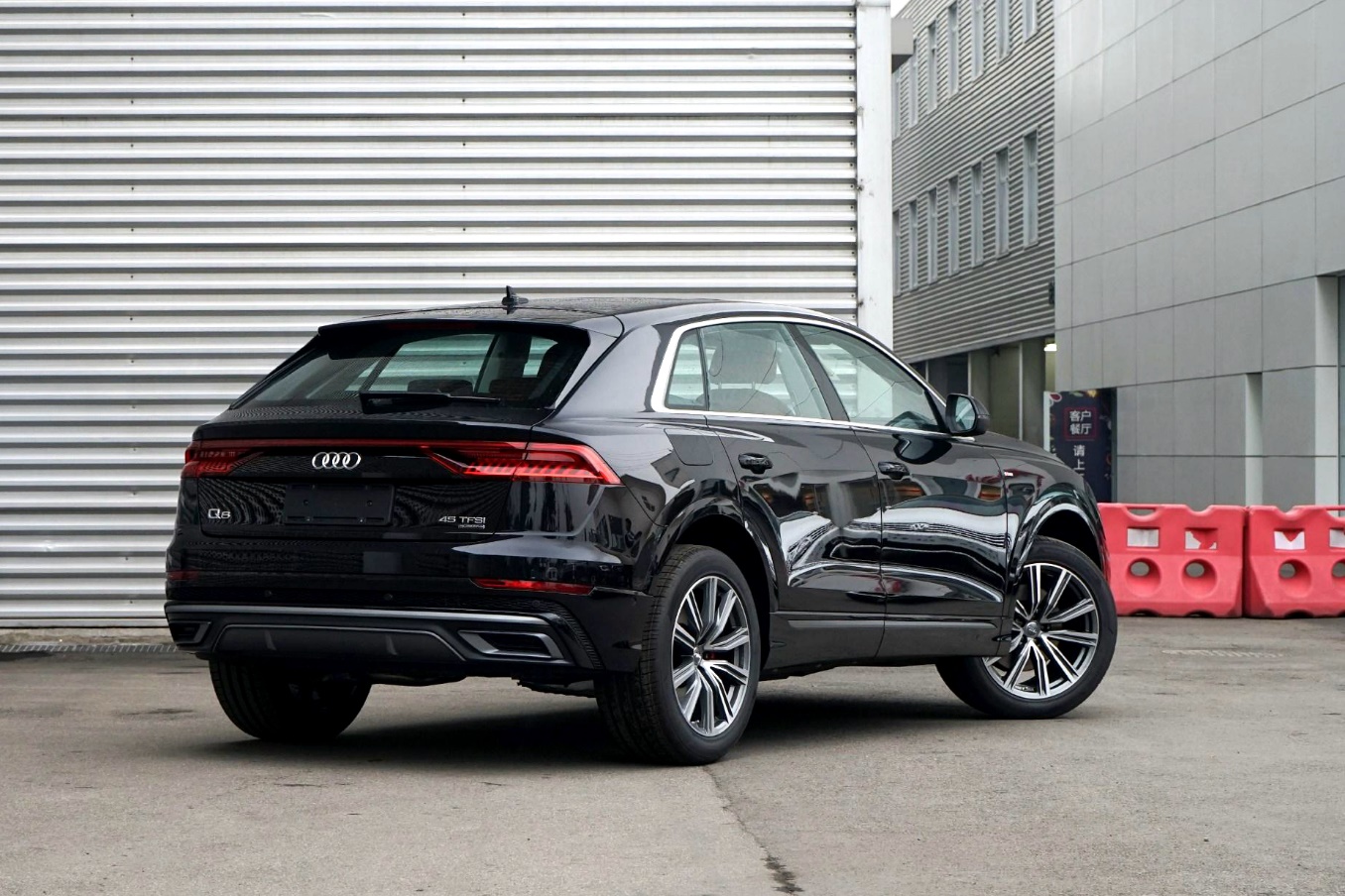 标配无框车门空气悬架新款奥迪q8值不值得买