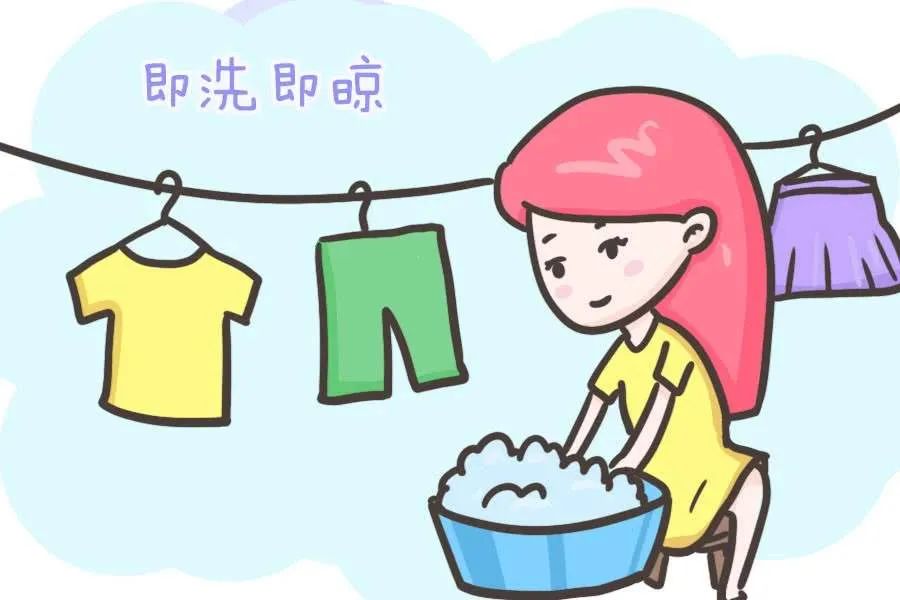 尤其在孩子玩耍出汗后,要及时替他更换干净衣物.