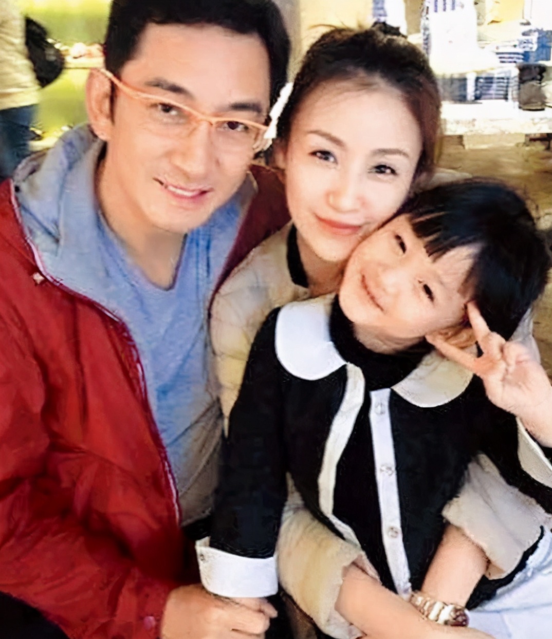 吴启华12岁女儿曝近况!读贵族学校年费20万,自拍表情引争议