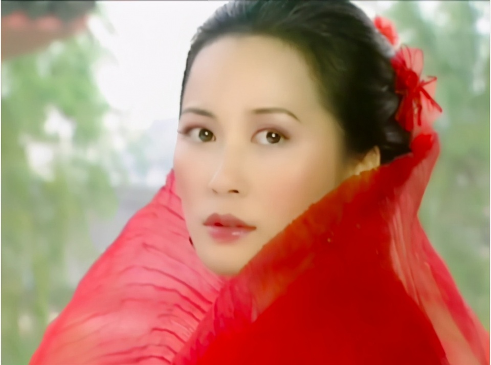 《小李飞刀》中,俞飞鸿饰演惊鸿仙子杨艳,出场当真是惊霎众人,清冷