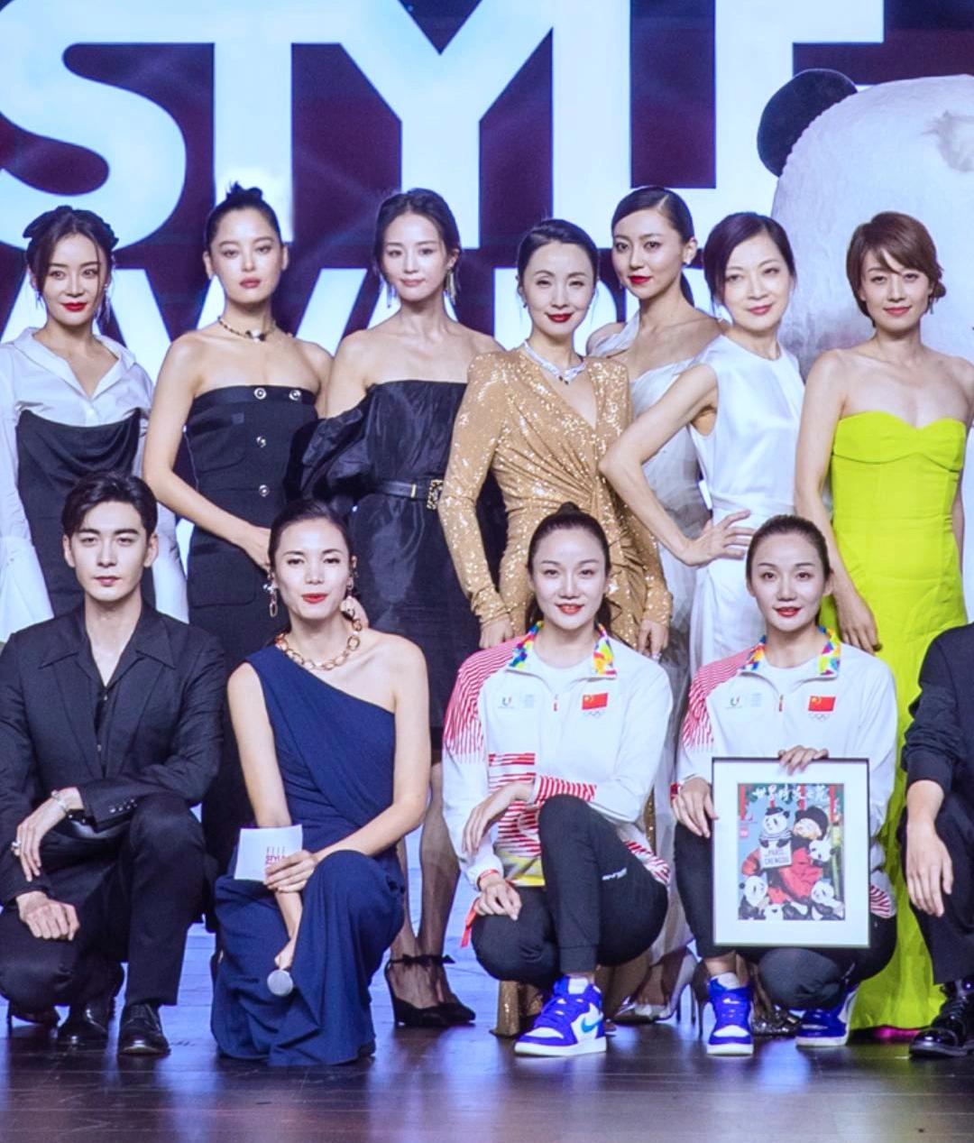 30多位明星大合影,杨幂马伊琍咖位高,细节能看出艺人交际能力