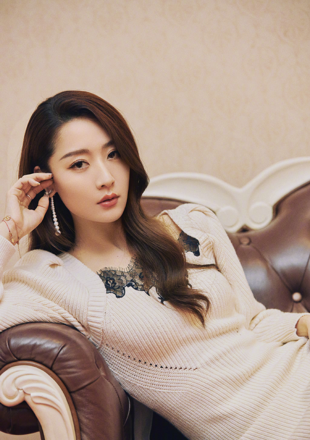 白冰不穿高定礼服也"高级",穿长款白色毛衣简约优雅,美得惊艳