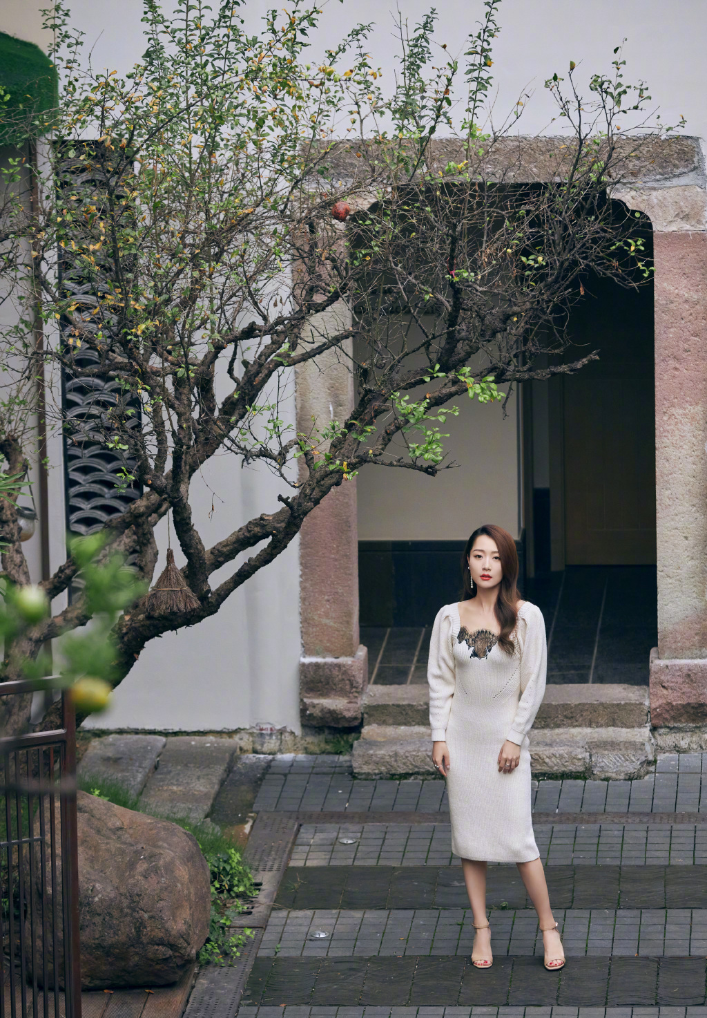 白冰不穿高定礼服也"高级",穿长款白色毛衣简约优雅,美得惊艳