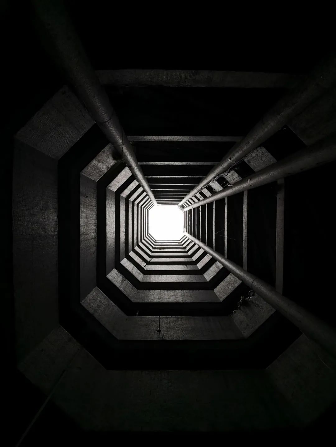 构图可以帮助我们集中画面的视觉焦点,同时增加画面的纵深感和空间感