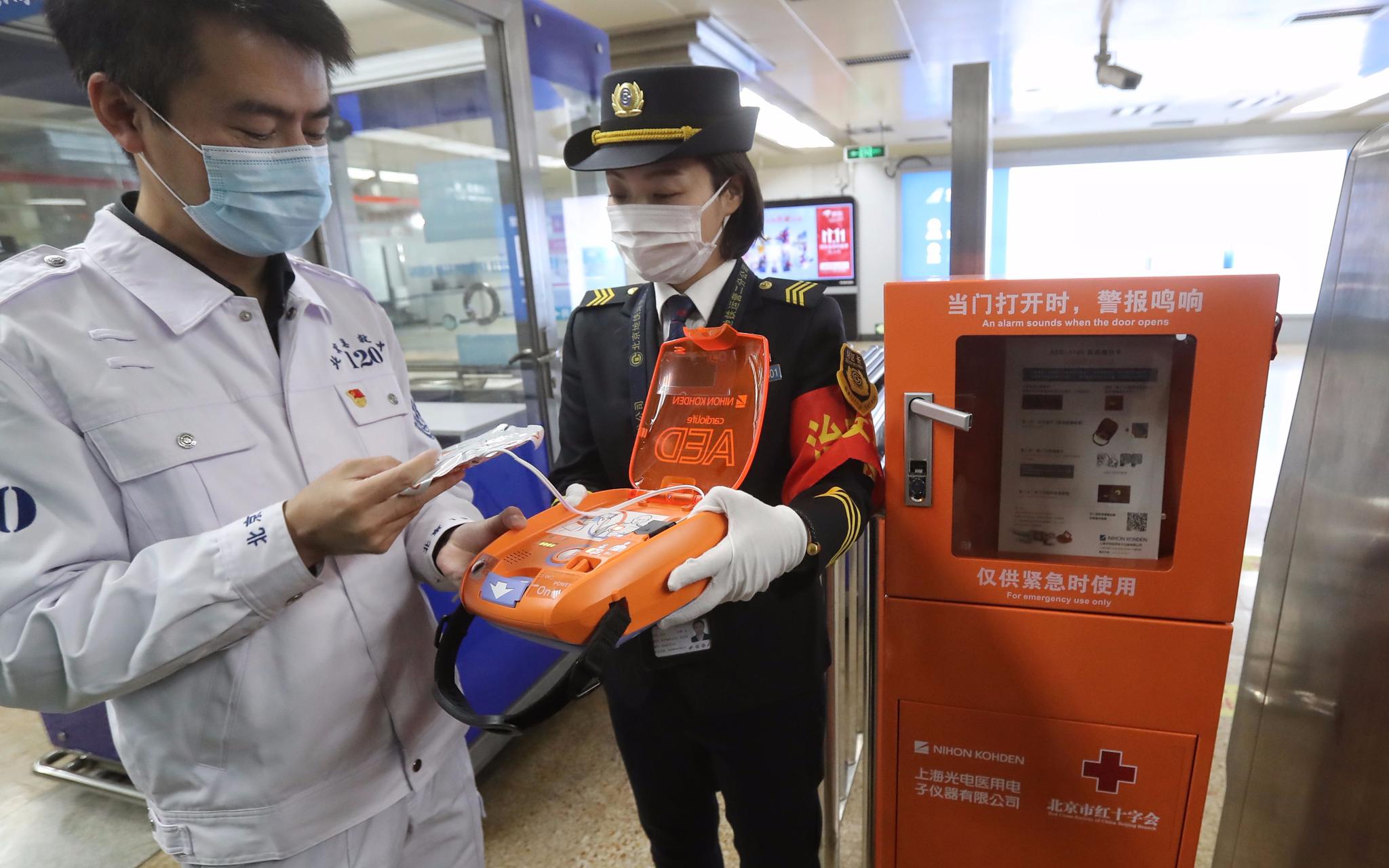 北京急救中心培训中心主任陈志现场演示AED设备使用方法。摄影/新京报记者 王贵彬