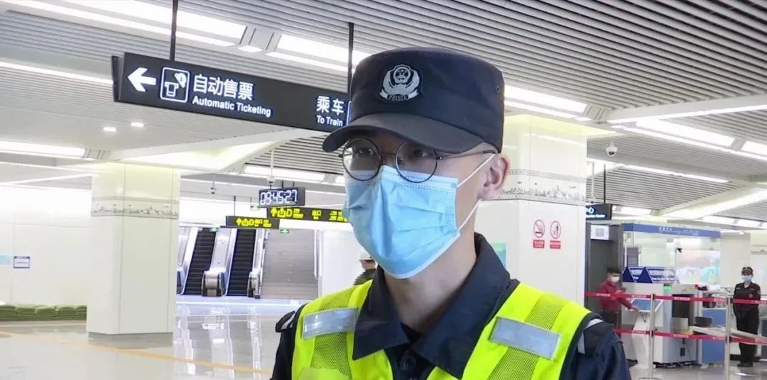 5秒钟跨栏!南宁地铁辅警救了2个人