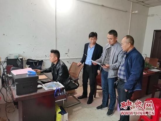 光山人口_王建平到光山县弦山街道办事处检查人口普查工作