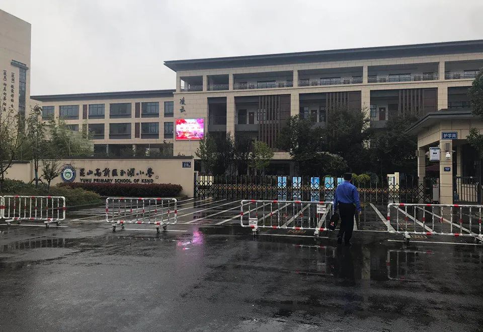 将书包送往辖区之外的玉湖小学做一回"快递员"于是执法队员决定按照