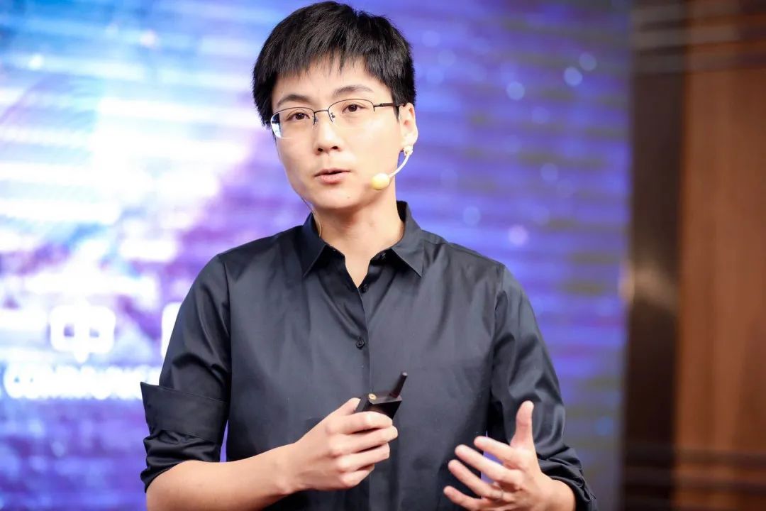 momenta研发副总裁夏炎带来的演讲题目是《同事告诉我,他刚刚叫醒了一