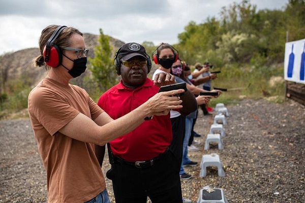 图说：参加枪支使用培训课程的霍纳（左）和他的老师卡吉尔。GJ