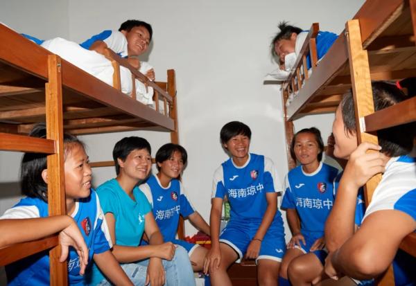 球员们在宿舍聊天.