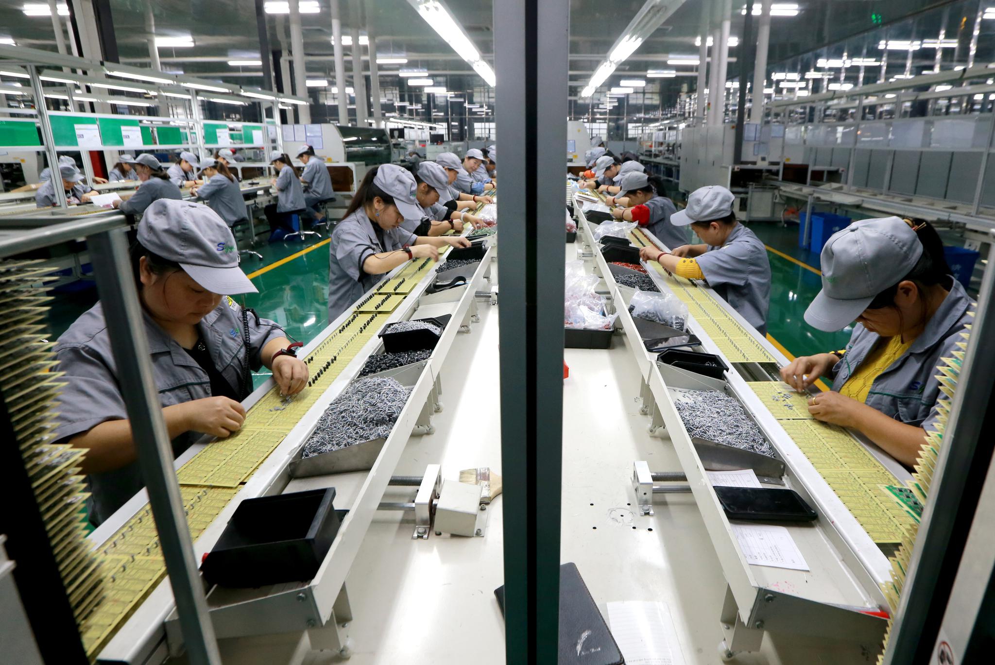 有限公司一尘不染的生产车间,只见工人们在忙碌着进行灯具装配作业