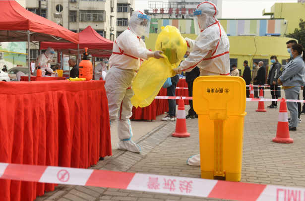 【现场多图】这里拉起隔离带,还来了一群"隔离服"!