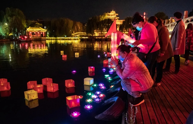 别样重阳节:台儿庄古城城墙赏秋 放河灯祈福