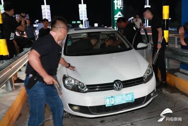 “再跑就开枪了！”88秒视频看临沂警方持枪跨省抓捕毒贩现场休闲区蓝鸢梦想 - Www.slyday.coM