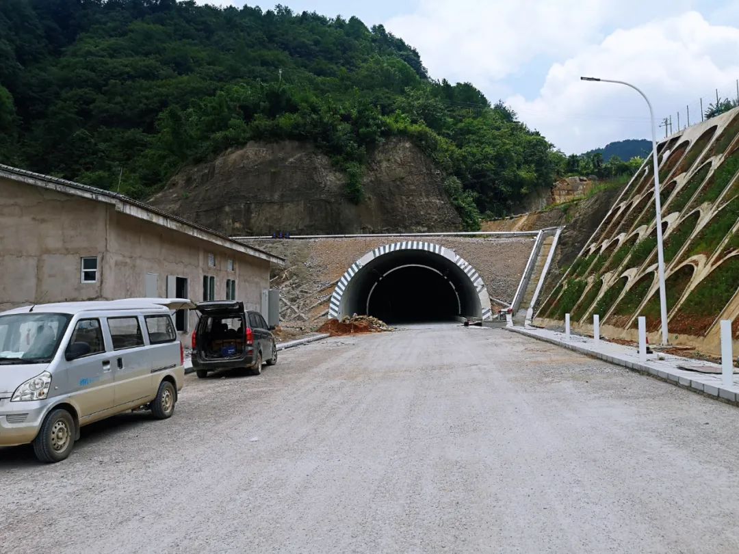 ▲凯里环北高速与炉山镇重晶石矿压覆路段