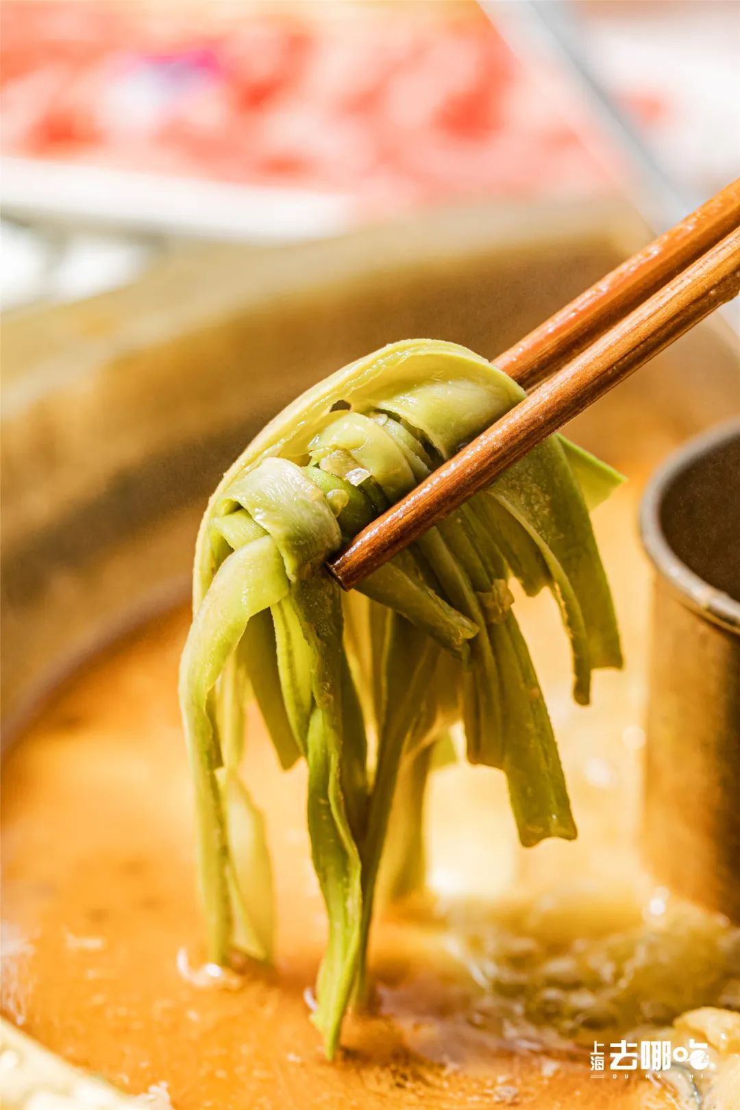 汤汁的辛香麻辣,依附在贡菜上,满嘴间都是"咯吱咯吱"的鲜嫩脆爽!