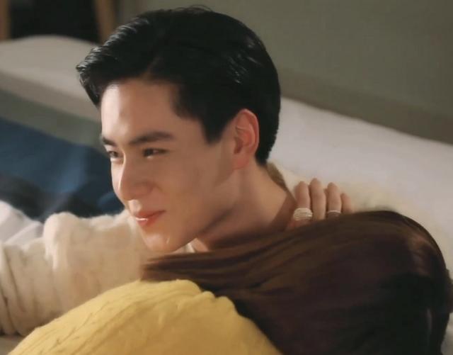 小风暴吻戏花絮男女主角互动太甜了乔欣主动给胡一天擦嘴