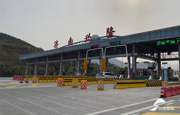 记者从济南市中区兴隆收费站进入济泰高速,经过的第一条隧道,叫涝坡