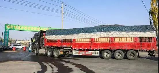 ▲满载货物的大货车正在驶入喀什市库克兰农产品批发市场 图片来源：喀什市委宣传部微信公众号