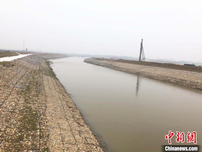 全长1728米的导流明渠顺利度汛. 黄为涛 摄