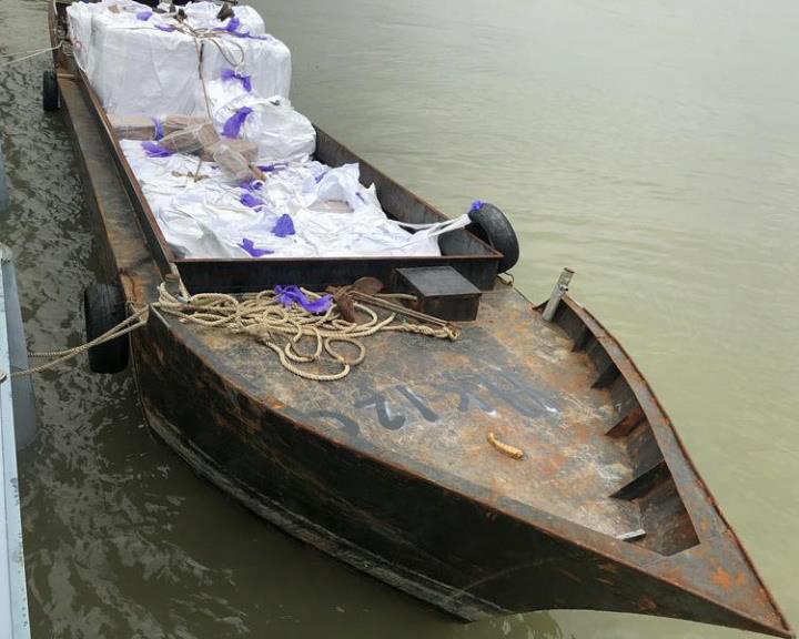 铁壳船上均装载有多袋用白色包装袋打包好的可疑物品,并用黑色遮阳