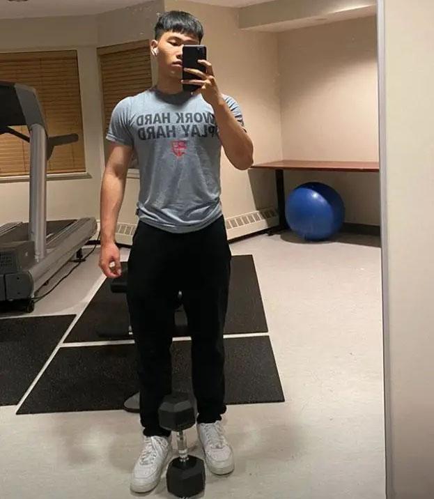 私底下,陈尊佑还是个"健身达人",热爱篮球运动,并且还在ins上晒出了