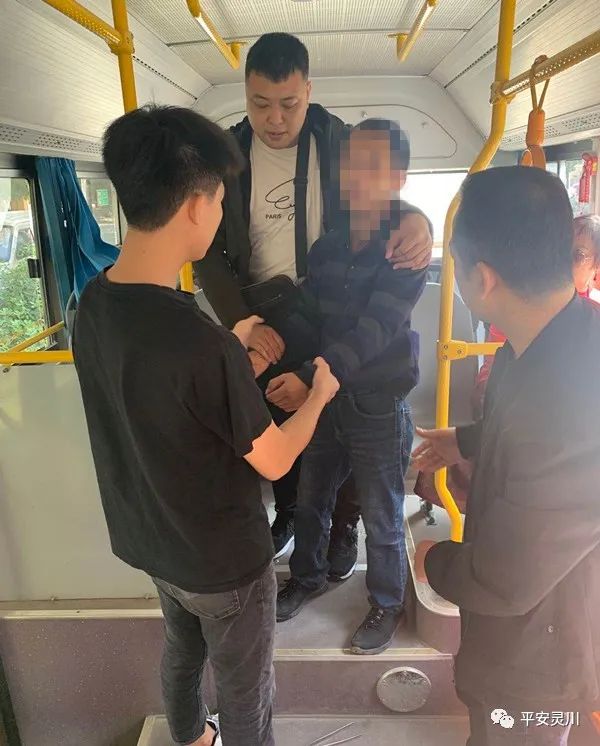 【围观】桂林街头一男子尾随女子竟掏出了这货!全程被监控拍下